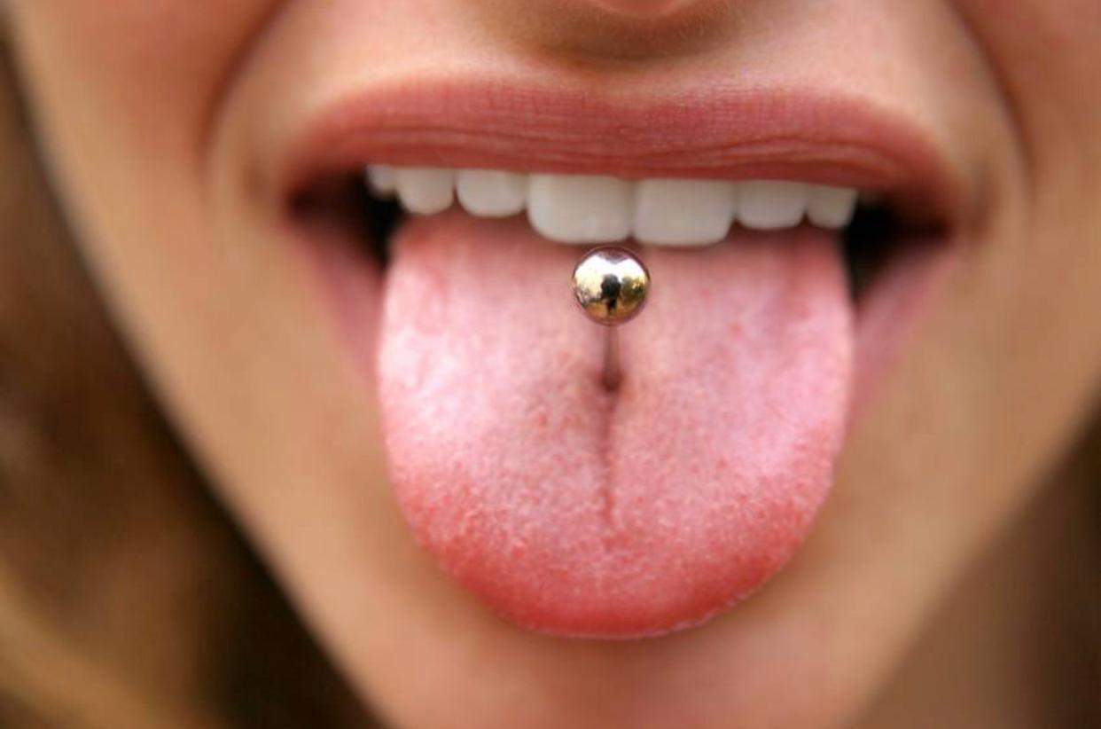 Tut ein Zungenpiercing Und ein Nasenpiercing weh und darf man mit 14 eins? (Schmerzen, Piercing)