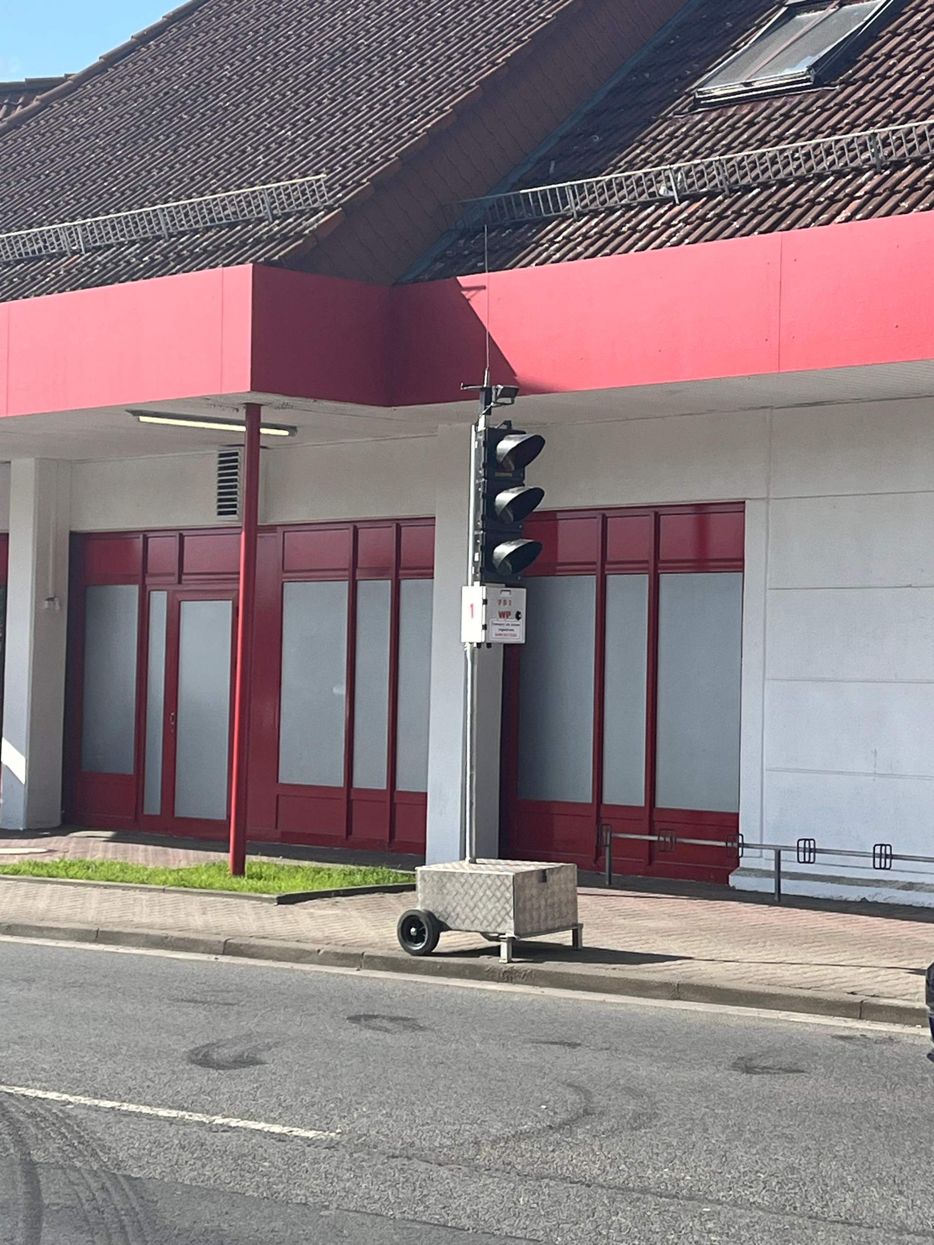 über Rot Gefahren Kein Blitzer Keine Polizei über rot gefahren, schlimm? (Führerschein, Blitzer, Ampel)