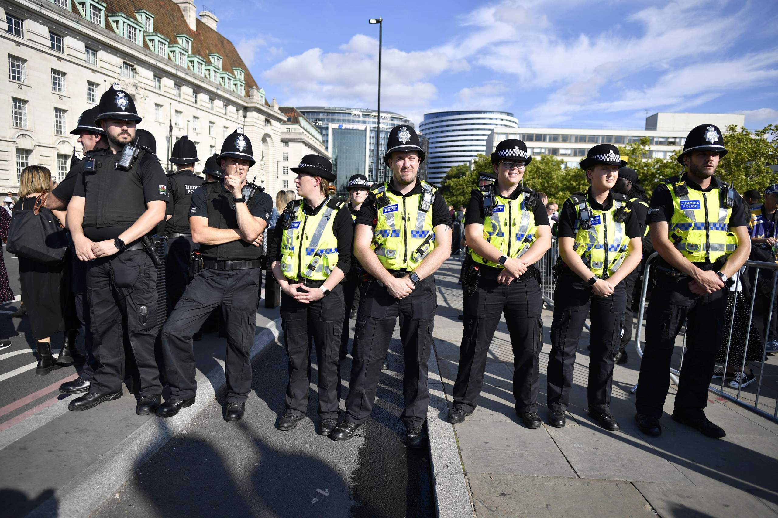 UK: Warum tragen diese Polizisten unterschiedliche Uniformen ...