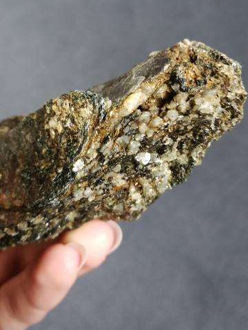 1) Dunkler Stein mit kleinen Roststellen und Silberglanz - (Freizeit, Wissenschaft, Natur)