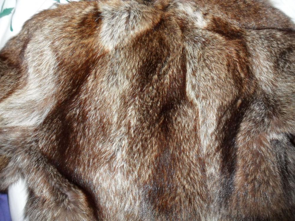 um welchen pelzmantel handelt es sich hierbei? bitte um hilfe (Tiere, Pelz) um welchen pelzmantel handelt es sich hierbei? bitte um hilfe (Tiere, Pelz)