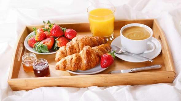 Umfrage - Was haltet ihr vom; im Bett frühstücken?