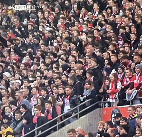 Unglaublich: Tausende Zuschauer ohne Maske dicht an dicht im Fußballstadium - während Notlage?