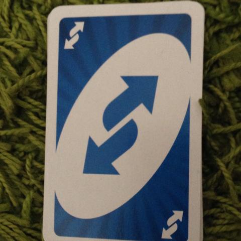 Blaue Karte mit komischen Pfeil drauf - (Spiele, Karten, Uno)