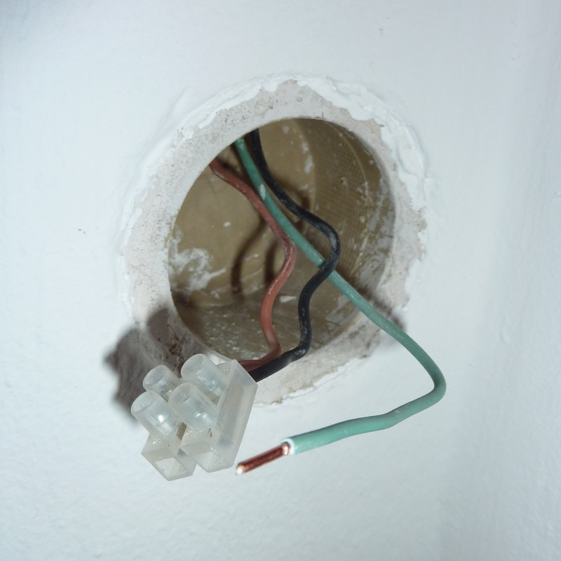 Unterputzdose mit drei Leitungen Blau/Schwarz/Grün: Lichtschalter oder