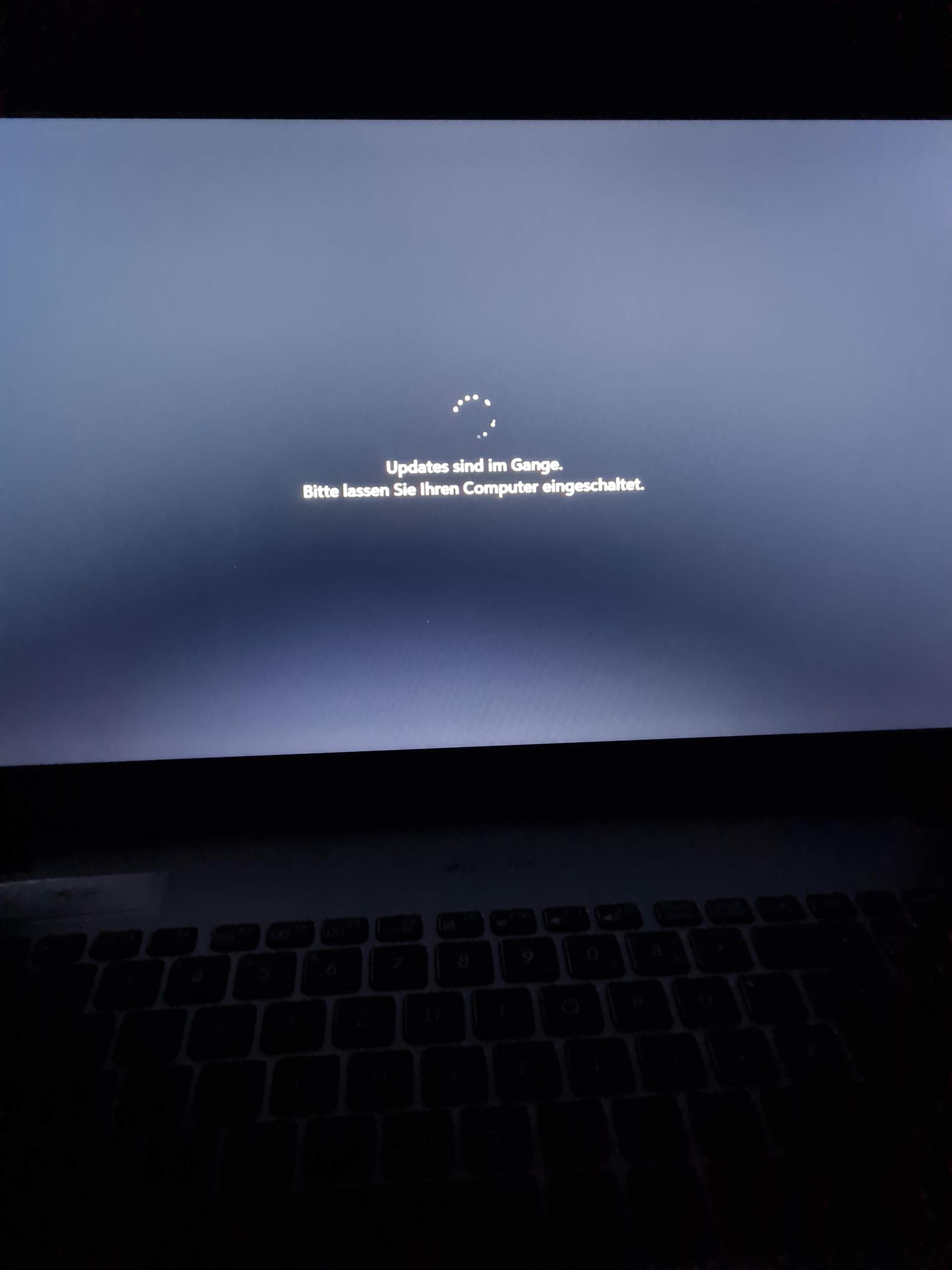 Updates sind im gange.bitte lassen sie ihren computer eingeschaltet.das ...