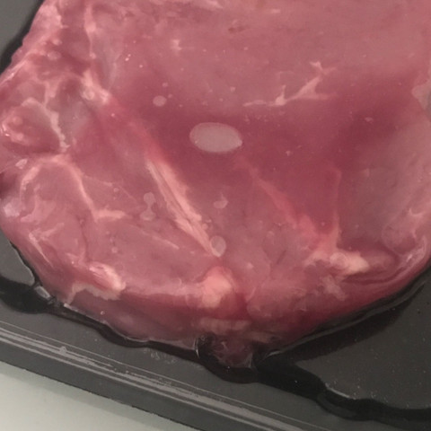 Das Fleisch ist noch rot - (Hygiene, Fleisch, Steak)