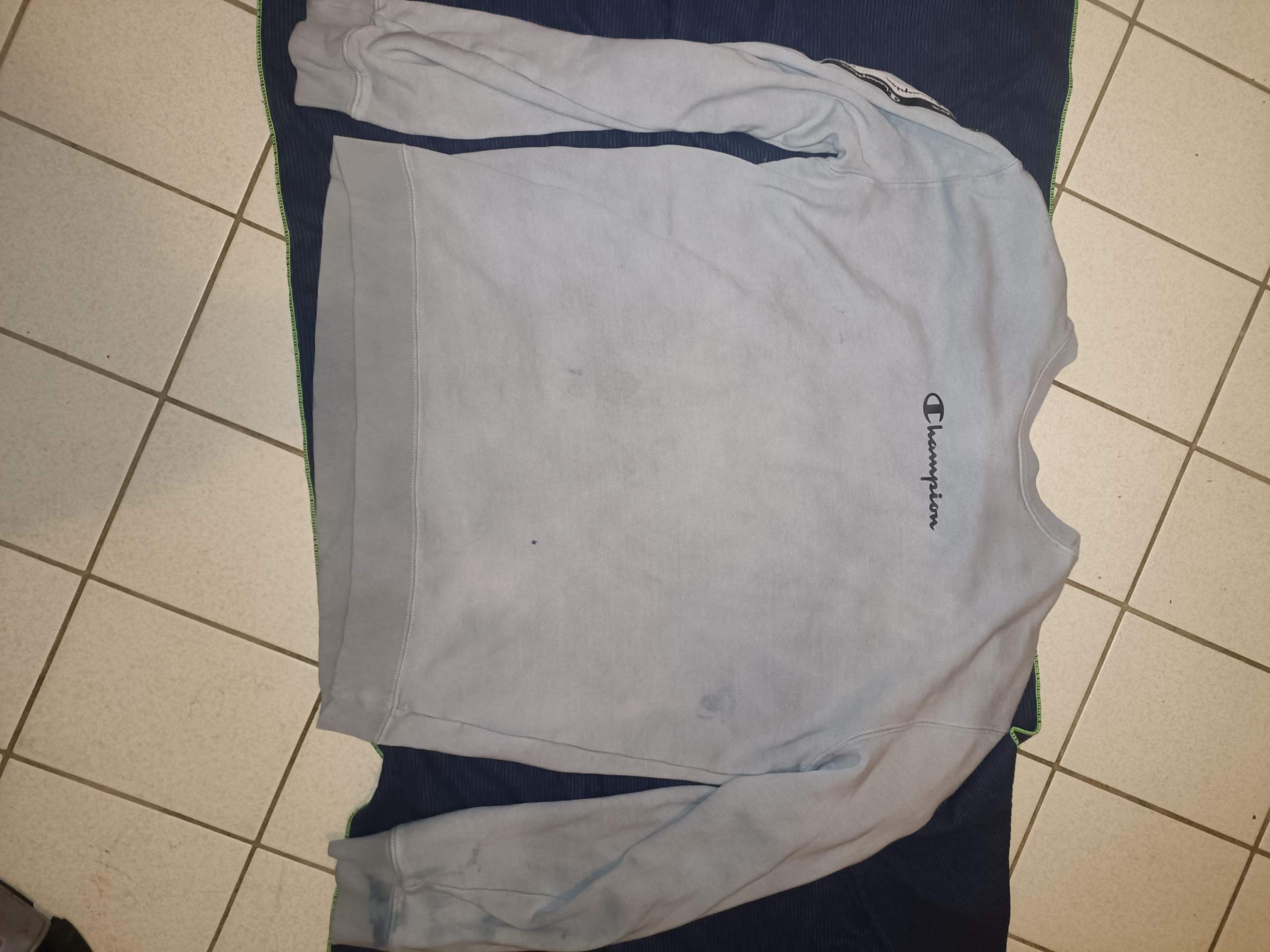 Verfärbtes Kleidungsstück wieder weiß bekommen? (Kleidung, Mode, Chemie)