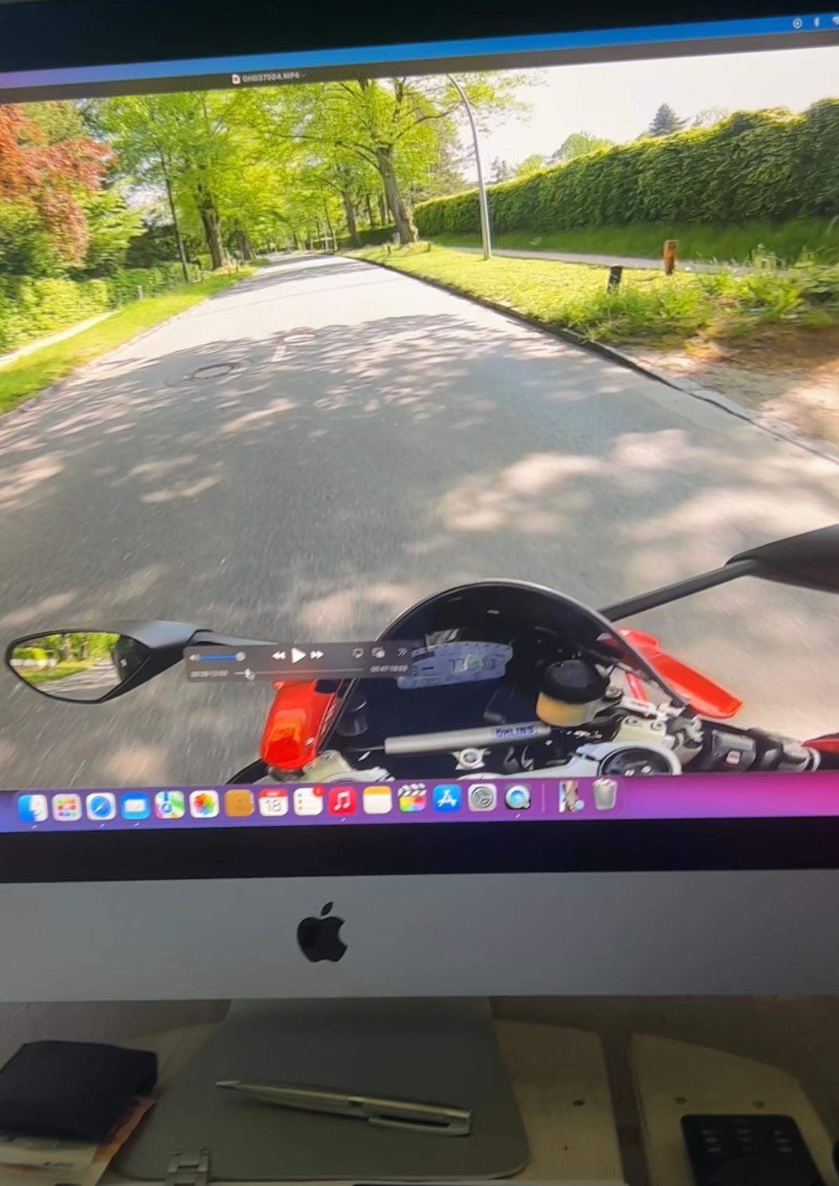 Verrückter Mann zeigt Mittelfinger? (Polizei, Motorrad, Anzeige)