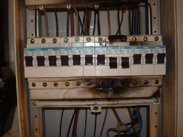 Verteilerkasten verschmort. Was ist Schuld? Austauschen