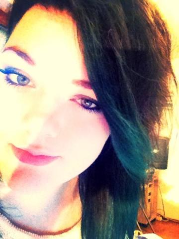 :) - (Piercing, vertical labret)