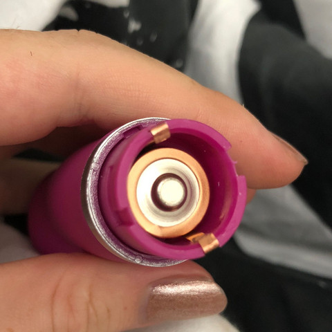 Batterie mit + nach oben (brührt die Feder bzw Spirale oder wie man das nennt) - (Liebe, Sex, Sexspielzeug)