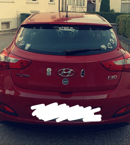 Viele Kleine Aufkleber Auf Heckscheibe Erlaubt Auto Auto Und Motorrad Autoaufkleber