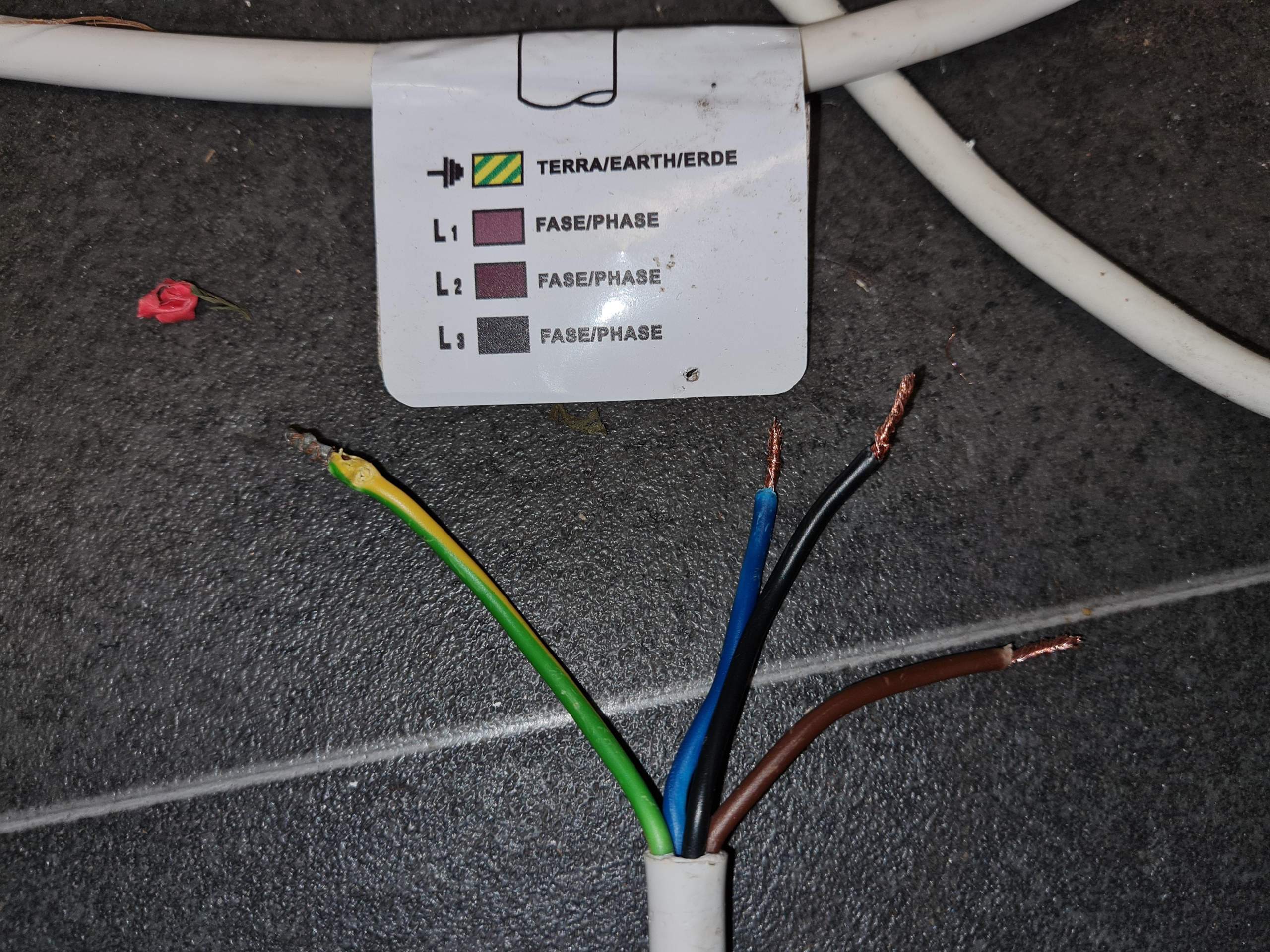 Vier adrige Kabel an 5 polige Steckdose? (Elektrik, Elektrizität, Elektriker)