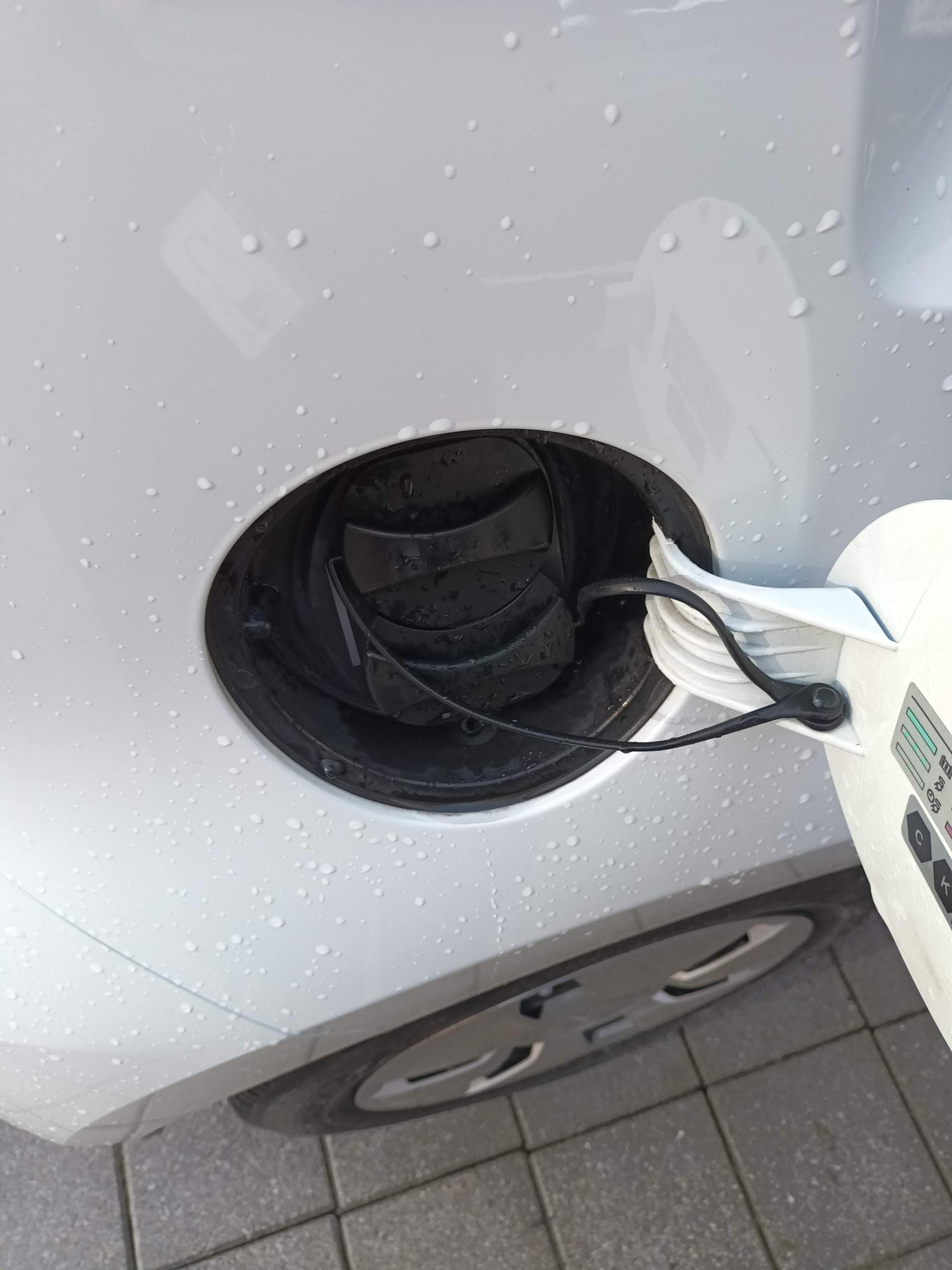 Volkswagen UP Elektro Tankdeckel geht nicht auf, was ist zu tun? (Auto, Werkstatt, VW)