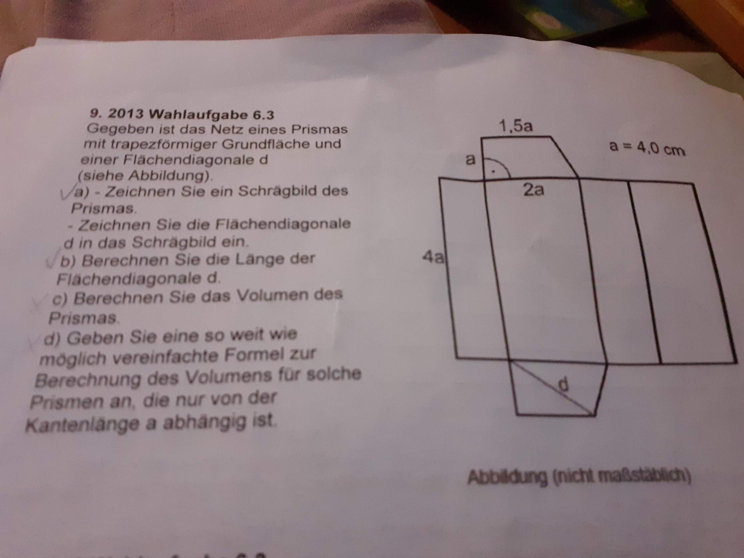 Volumen des Prismas berechnen und eine Formel angeben, die von a