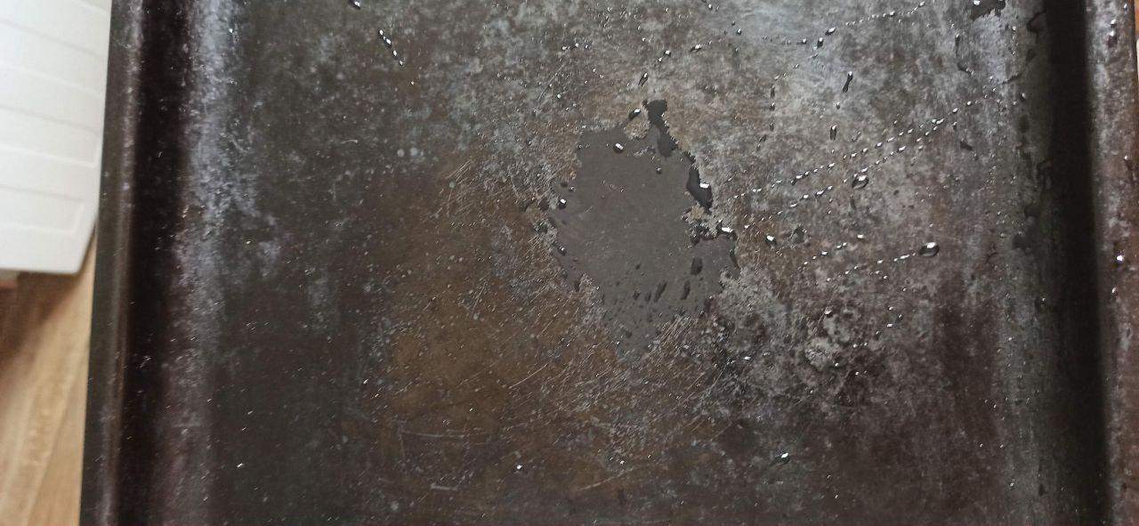 Vom Backblech löst sich gerade eine schwarze Schicht, könnte das ... Vom Backblech löst sich gerade eine schwarze Schicht, könnte das ...