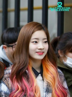 Von Blau Schwarz Zu Dieser Haarfarbe Geht Das Haare Farben Haare Blondieren