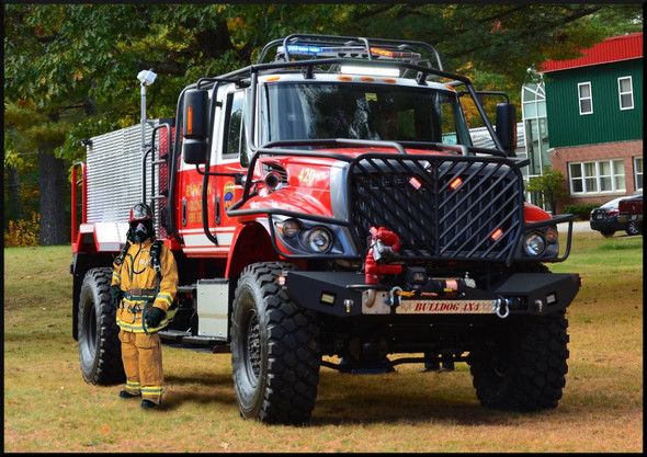 Von welcher Marke ist dieser Bulldog 4x4 Firetruck aus Amerika?