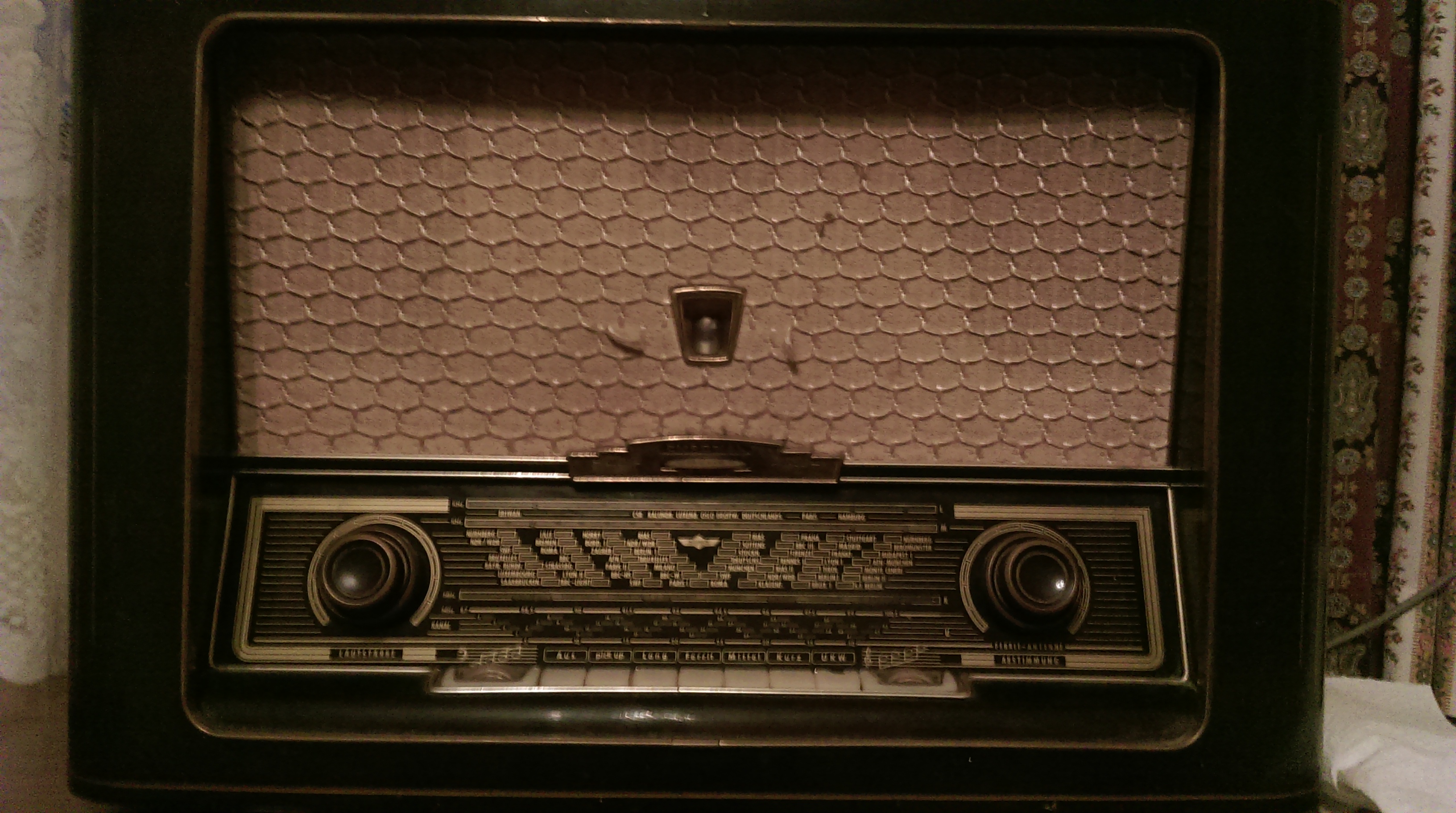 Von welcher Marke ist dieses alte Radio? (alt)