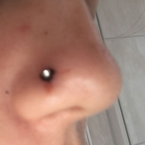 hier ein Bild von meiner Nase am Morgen mit dieser schwarzen Kruste - (Piercing, Blut, Schmuck)