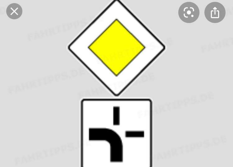 Vorfahrtsstraße wer darf hier zuerst fahren (Bild)? (Auto, Auto und Motorrad, Führerschein)