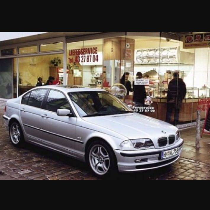 Ware Es Zu Prollig Als Fahranfanger Einen Bmw Den Die Eltern Geschenkt Haben In Gold Folieren Zu Lassen Auto Kfz Uni