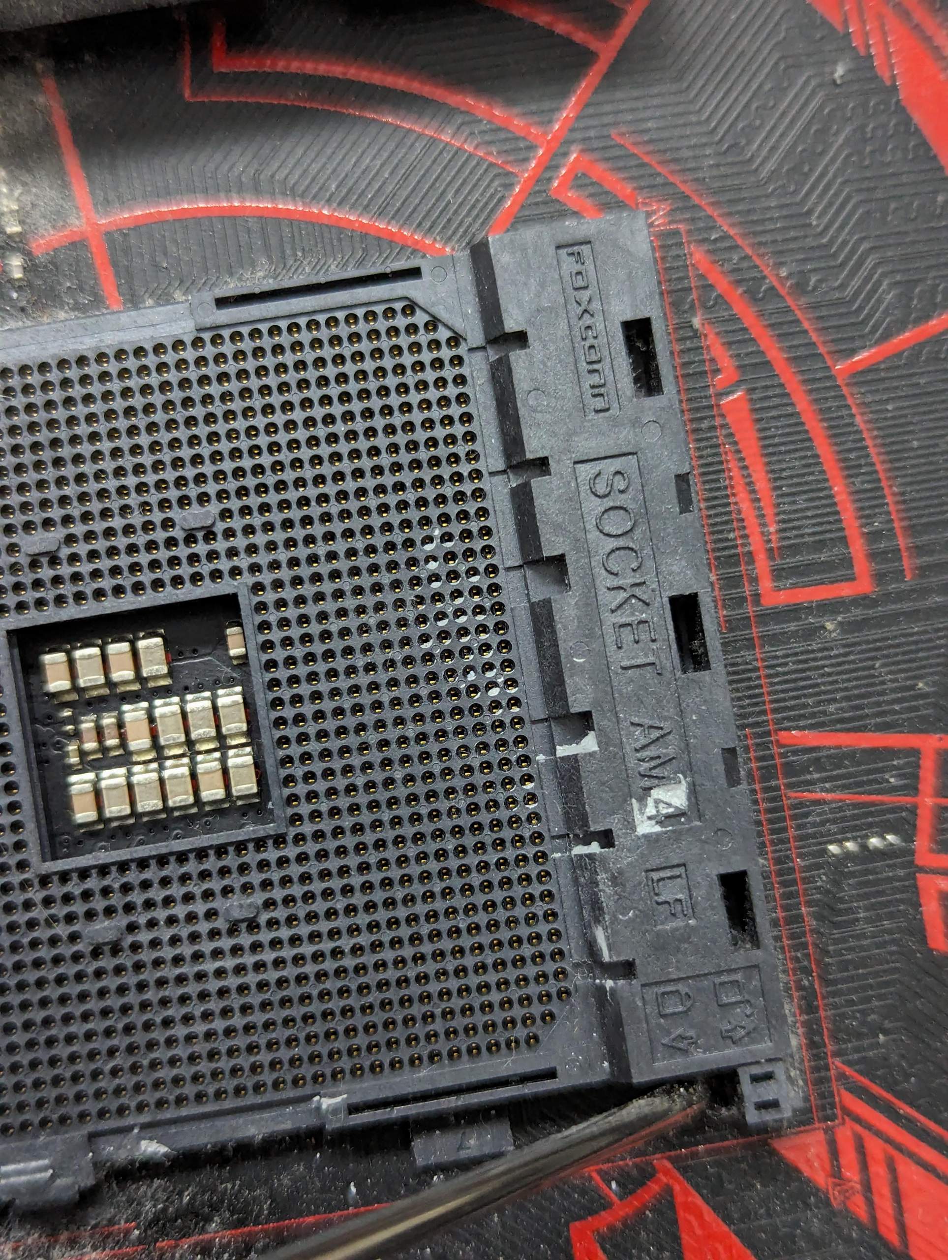 Wärmeleitpaste in CPU socket? (Gaming PC, Prozessor, Mainboard)