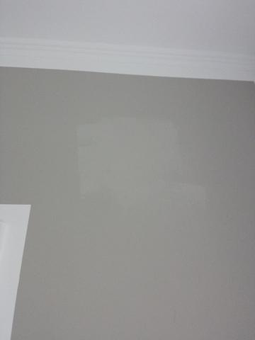 Wand grau gestrichen, beim Kantenstreichen Farbe getropft, beim Ausbessern sichtbar, was tun?