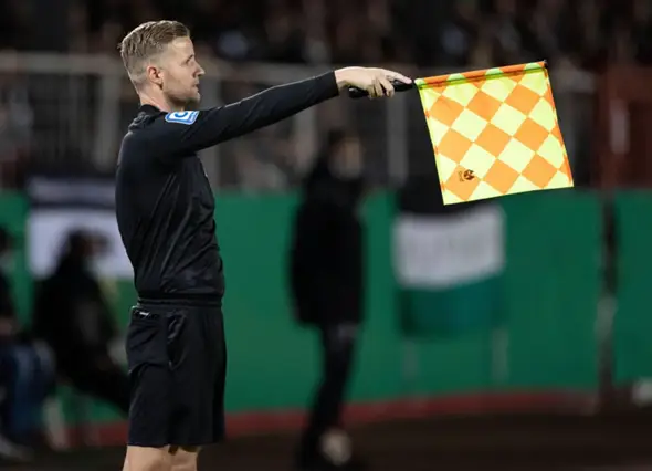 Wann hebt der SR-Assistent im Fußball noch so die Fahne?