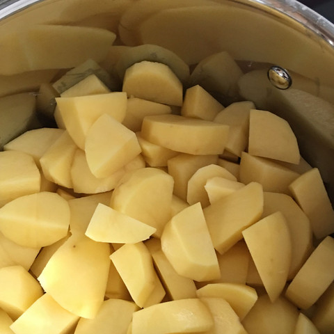 Hab die Kartoffeln in recht kleine Stücke geschnitten.  - (kochen, Kartoffeln, Induktion)