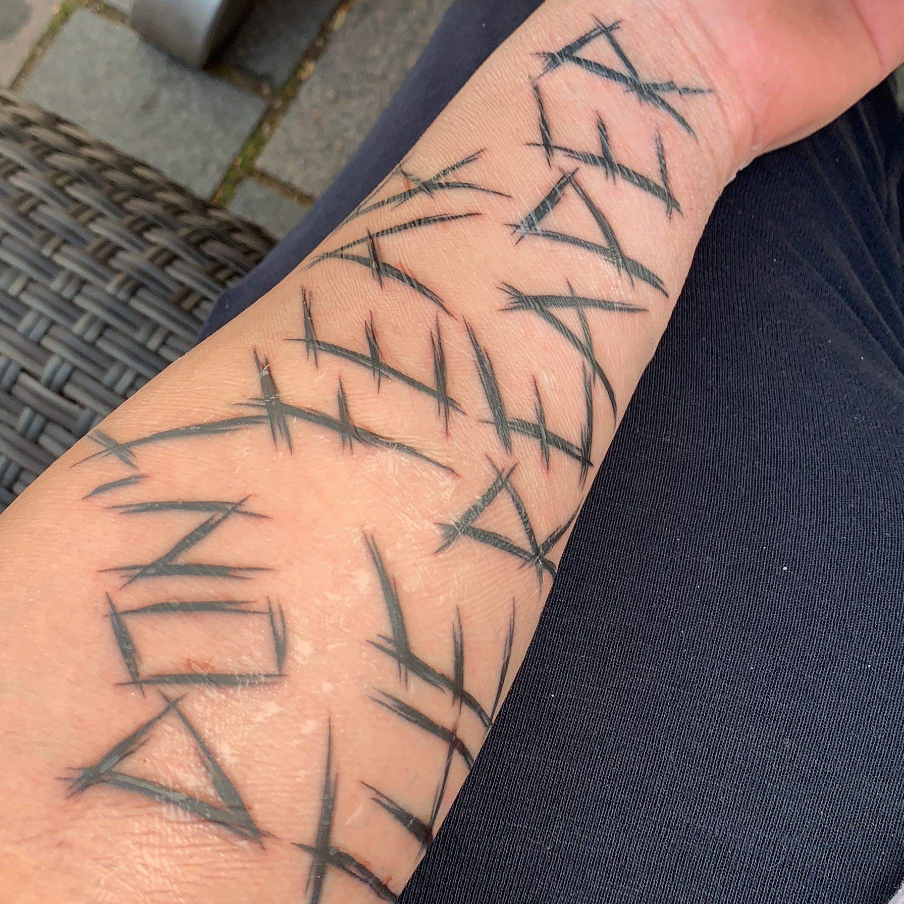 Wann sollte ich die tattoo Folie abmachen?