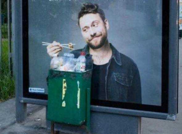 War es sinnvoll einen Mülleimer vor diesem Plakat zu platzieren?