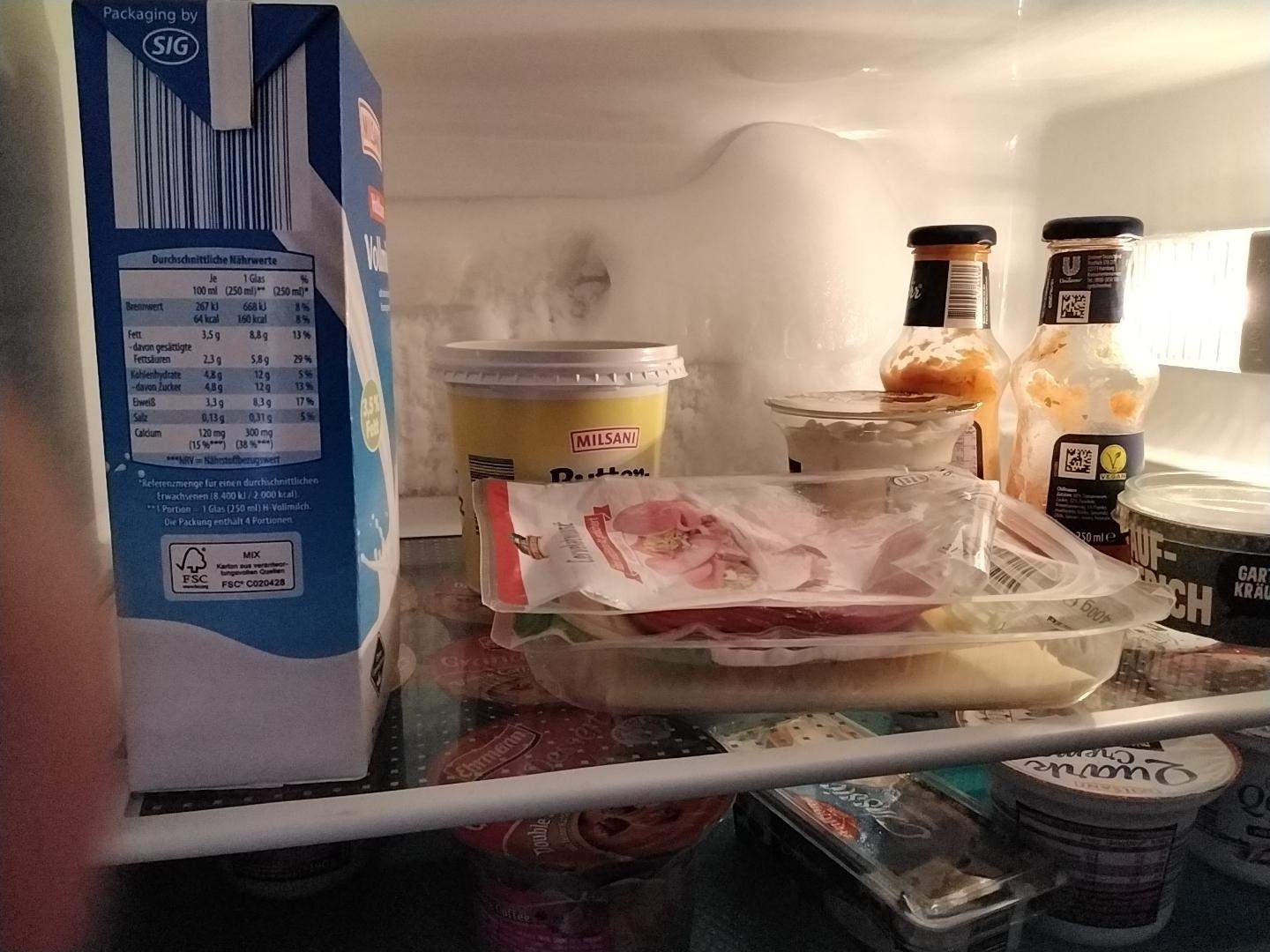 Neuer Kühlschrank Bildet Eis An Der Rückwand