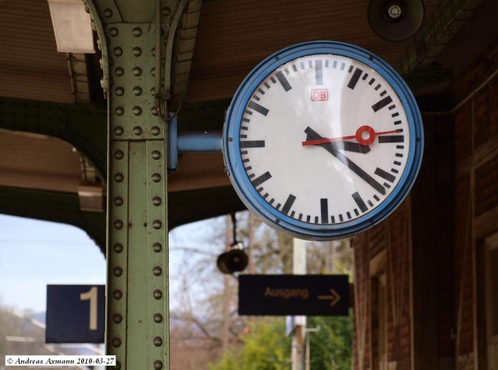 Warum haben die Sekundenzeiger von Bahnhofsuhren immer diese