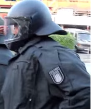 Schwarzer Helm - (Polizei, Demonstration)