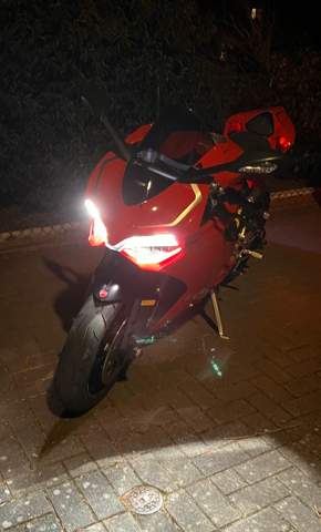 Warum haben Motorräder nur auf einer Seite Licht an?