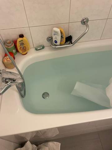 warum ist das wasser in der badewanne blau?