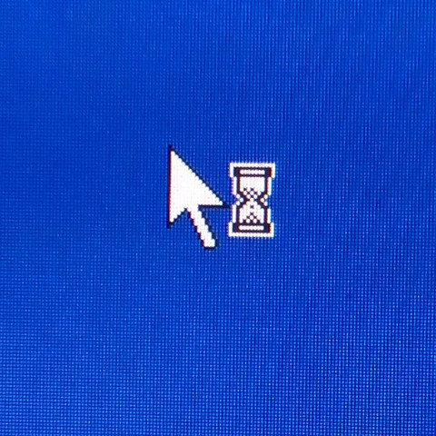 Warum läuft die Sanduhr bei meinem Win10 64 Bit permanent? Sind dies Hintergrundprozesse? Ich merke, dass mit meinem PC etwas nicht stimmt.?
