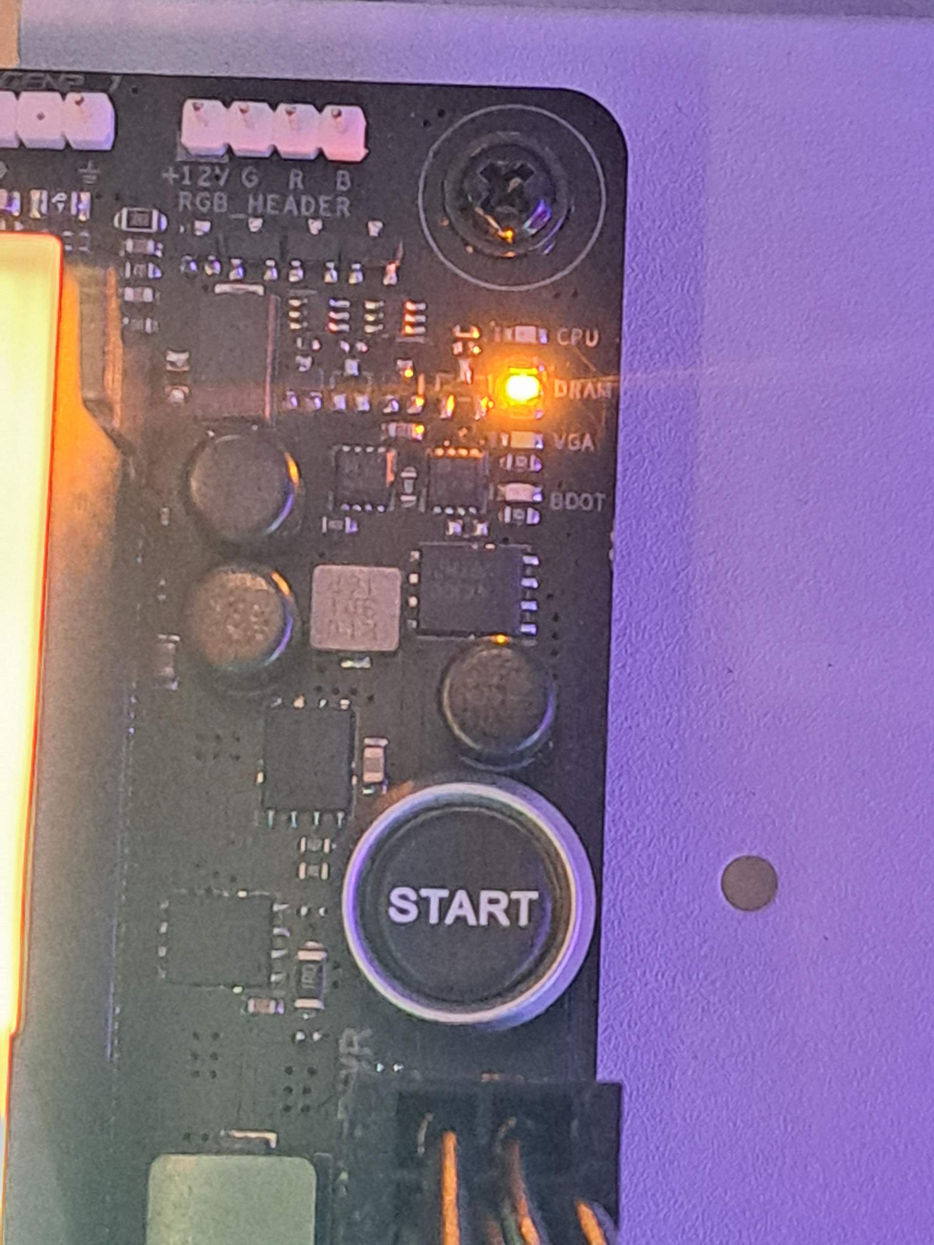 Warum leuchtet die dram Leuchte dauerhaft Orange? (Gaming PC, CPU, Prozessor)