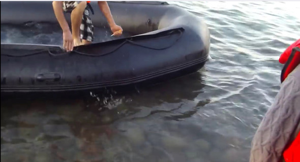 Schlauchboot zerstechen, Loch ins Gummi machen - (Recht, Flüchtlinge, Natur und Umwelt)