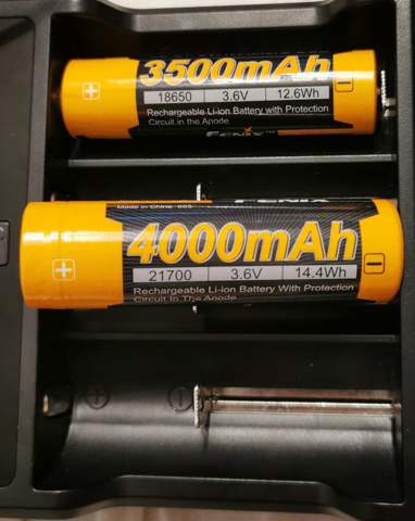 Warum passen 21700 Batterien nicht in dieses Ladegerät (obwohl es so angegeben ist)?
