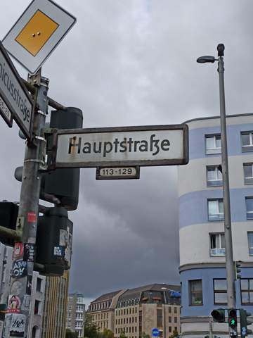 Warum sehen in Berlin Straßenschilder anders aus als in Potsdam, Hamburg oder Frankfurt?