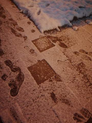 Warum sind einige Gehwegplatten ohne Schnee?