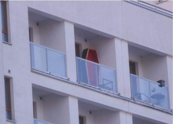Warum sollte jemand einen Sarg auf dem Balkon haben?