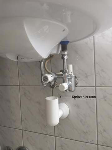 Warum spritzt Wasser aus dem Rohr unter dem Boiler?