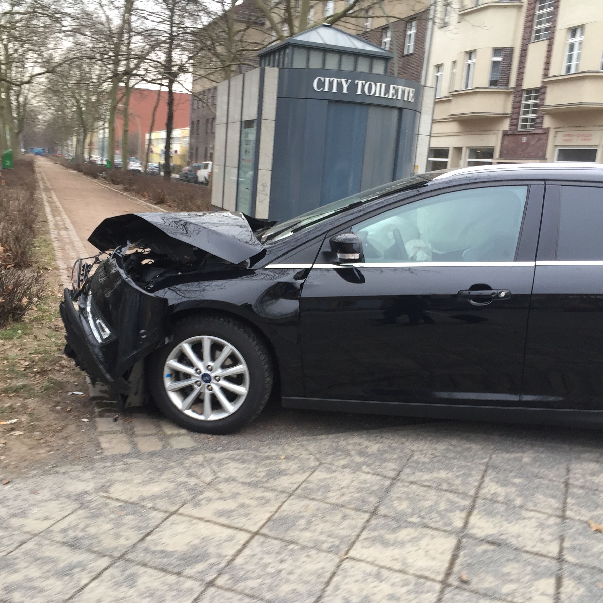 Warum Stehen In Berlin Kaputte Autos Am Strassenrand Auto Polizei Unfall