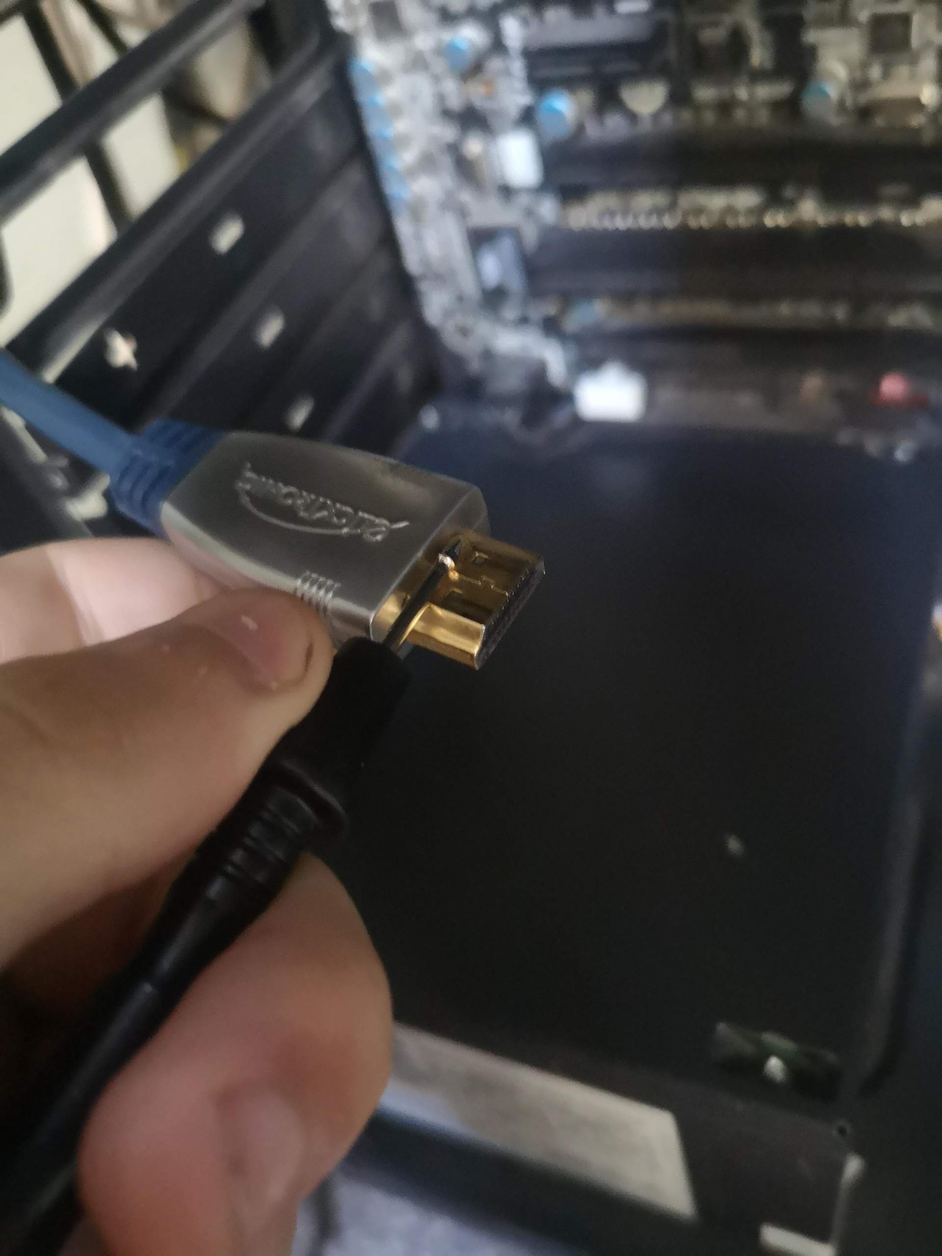 Problem HDMI Kabel Kontakt mit Heizung : r/Elektroinstallation