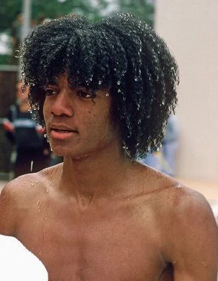 Warum trug Michael Jackson ab 1999 (fast) nur noch glatte Haare?