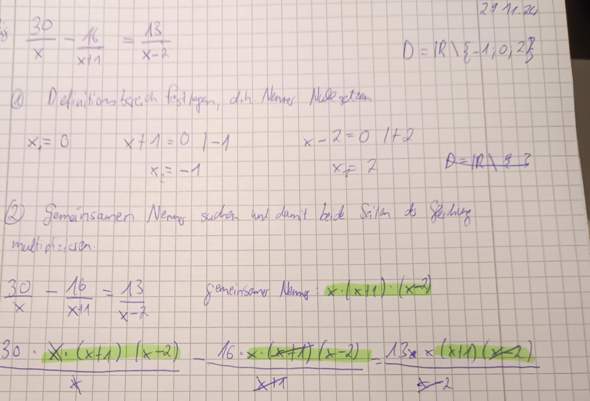 Warum wurde der gemeinsame Nenner in den Zähler geschrieben? (Schule
